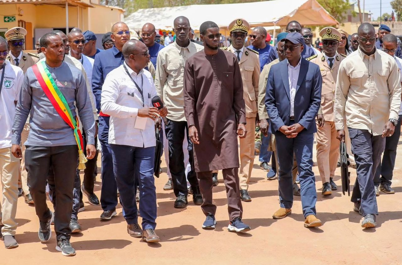 Tournée économique à Kolda : Le président Bassirou Diomaye Faye visite l&rsquo;usine de coton de la SODEFITEX de vélingara et promet…