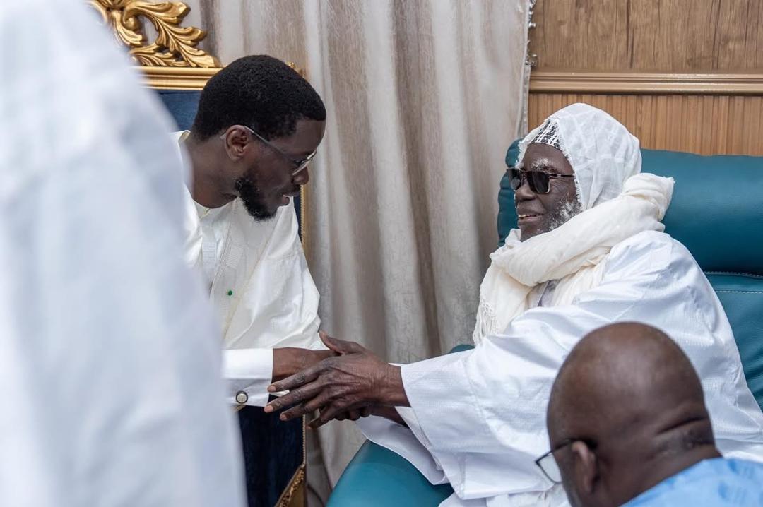 Visite de condoléances à Touba : le Président de la République rend hommage à Serigne Cheikh Saliou Mbacké