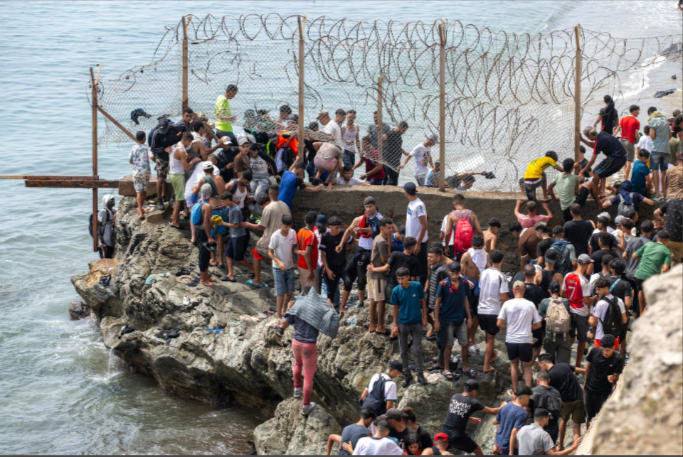 L’Espagne installe une barrière flottante à la frontière de Ceuta – Le bilan monte à 67 morts