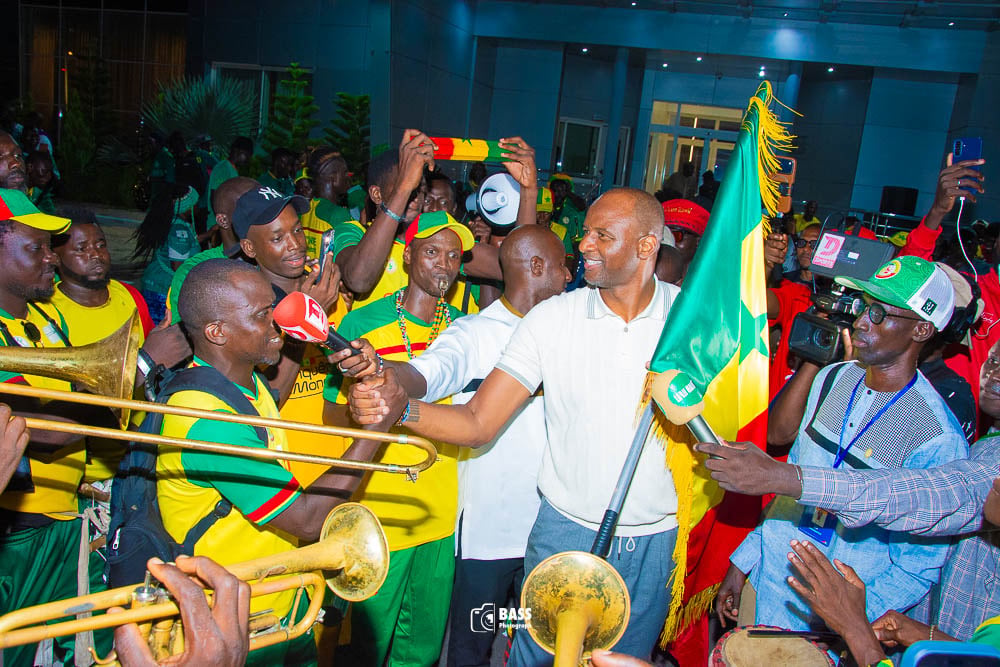 En images : l’arrivée de Patrick Vieira à Dakar Patrick Vieira débarque à Dakar : Retour en images sur son accueil